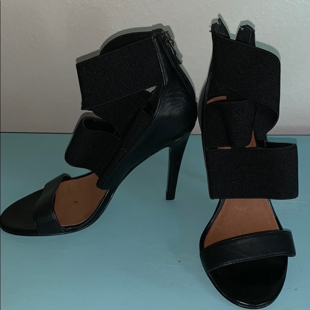 Halogen heels size 4. Black